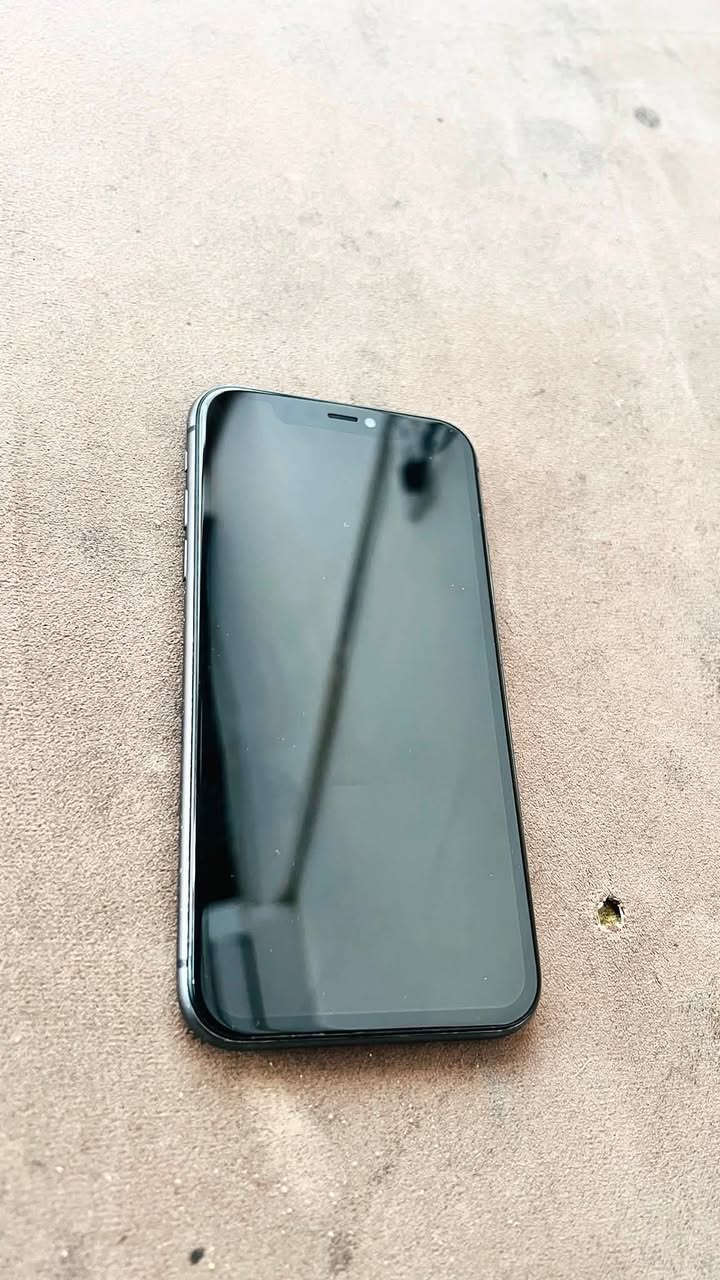السلام عليكم ايفون 11 عادي 
بطاريه 🔋67
ذاكره 128
ميدل شاشه فيش ايدي عاطل 
شاصي نضيف كلش
لون اسود 
السعر 180 وبي مجال 
*********** مكان نجف حي المكرمه
