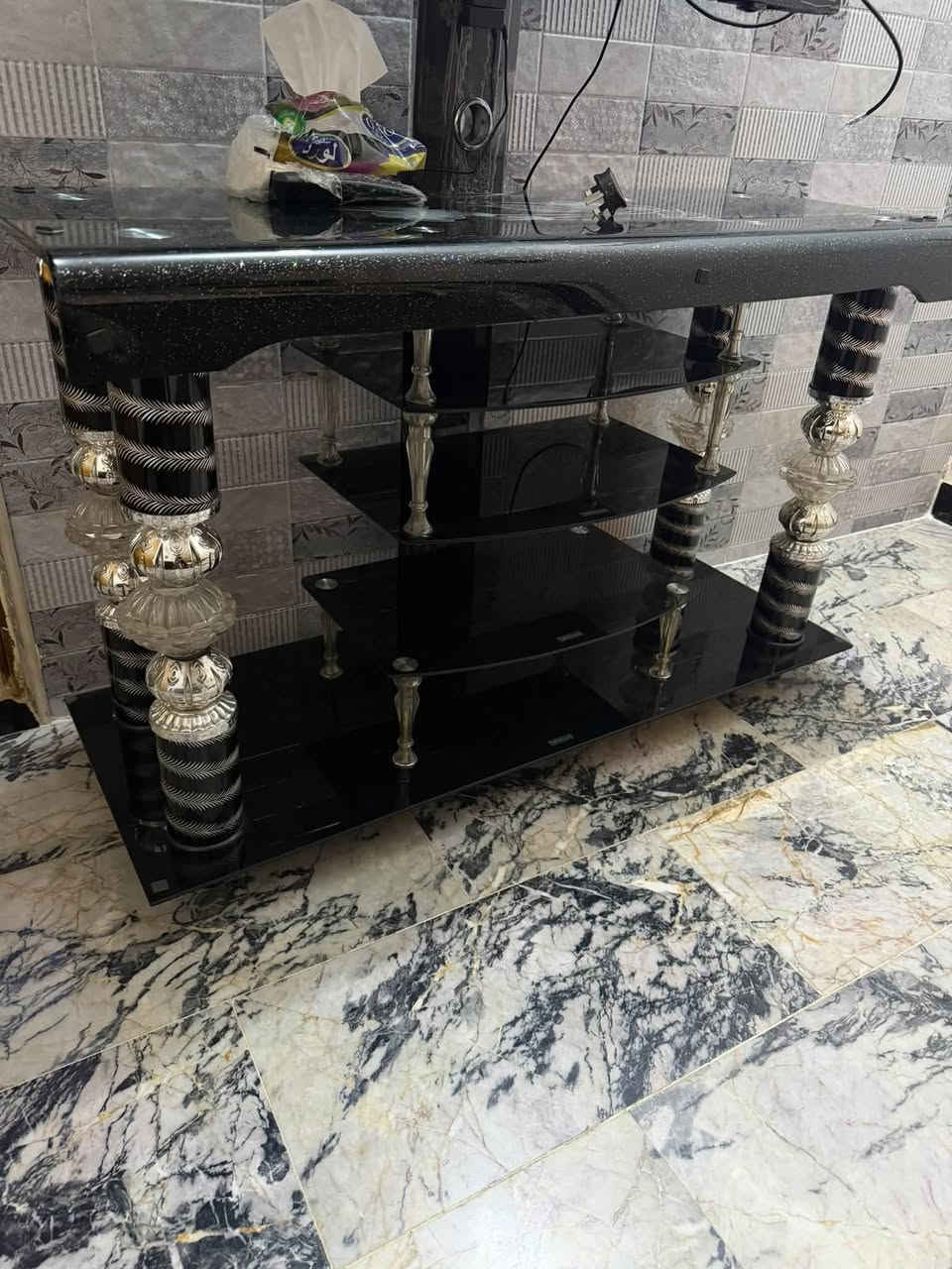 ميز تلفزيون • عليه مجال