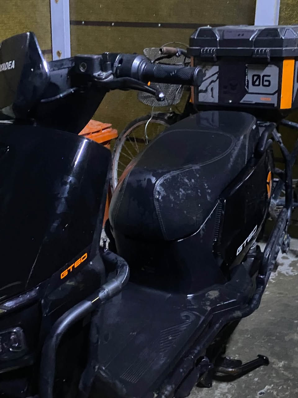السلام عليكم دراجه شحن gt60ياديا مستعمل 6 اشهر بطاريات مبدله جديده  مري جانبيه موجوده بيها مثبت سرعه  سرعته 60 تكطع مسافه 75 كيلو بعدهة على ضمان الشركة ***********
