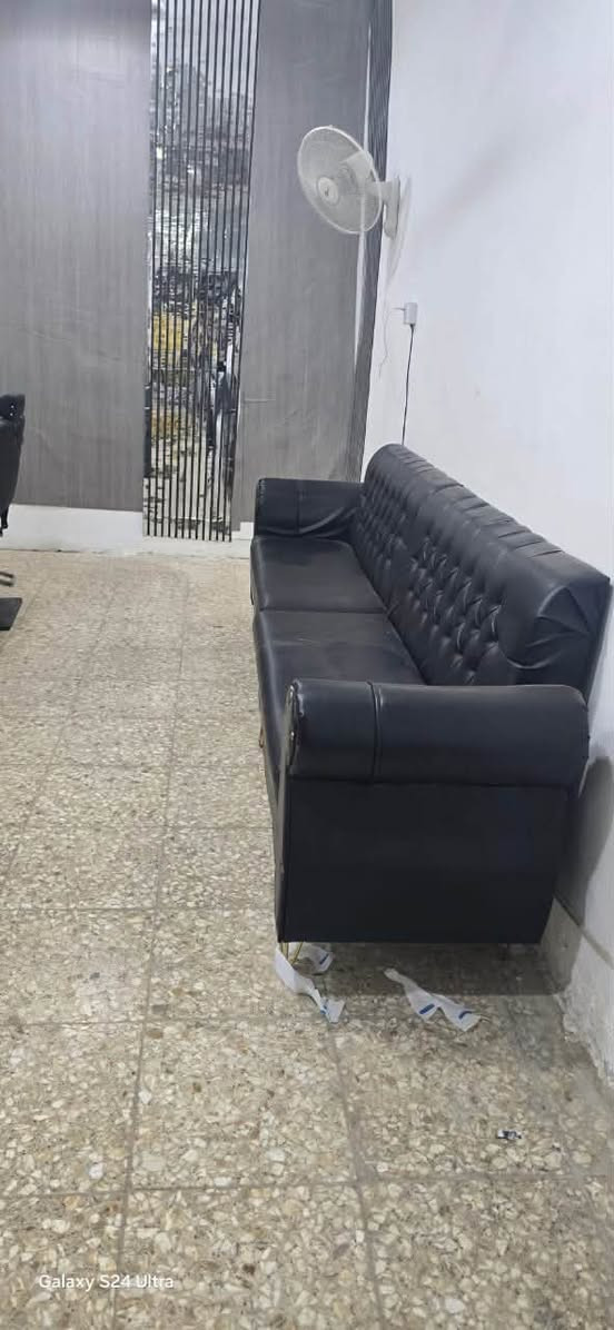 محل حلاقة • مجهز كامل • اغراض للبيع