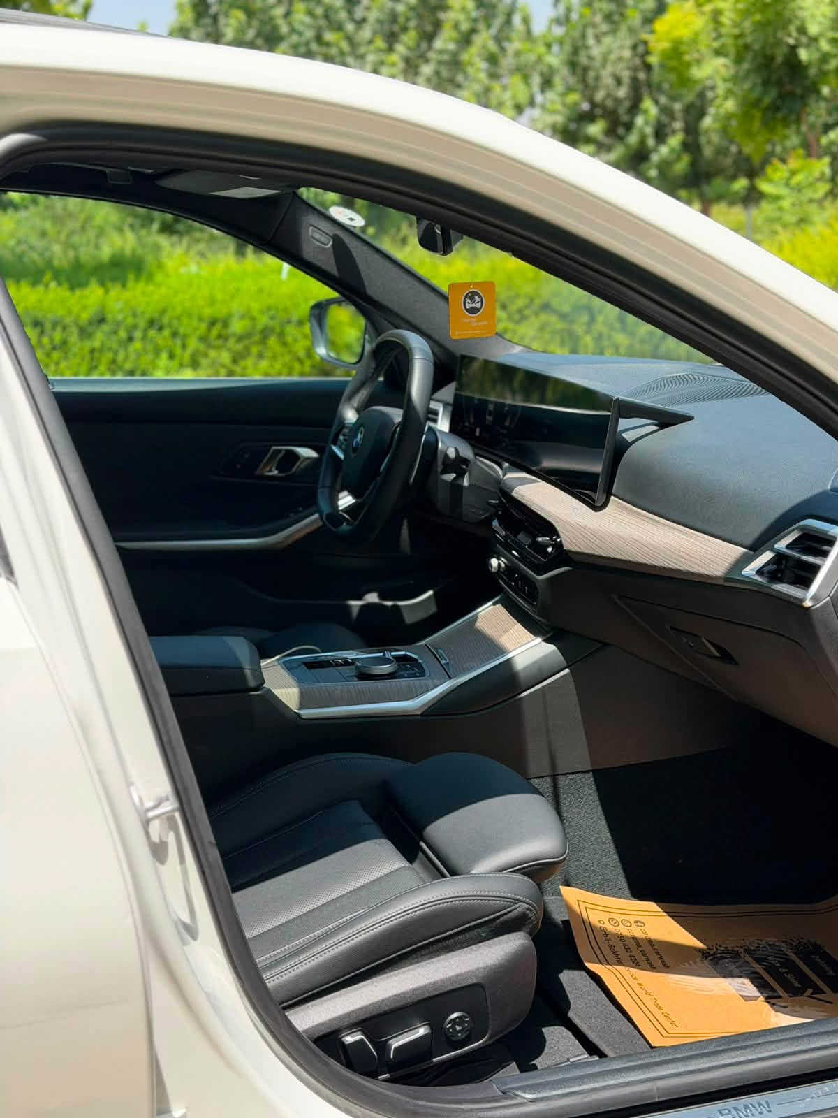 السلام عليكم 
للبيع Bmw 330i
مواصفات XDrive
قطعة وحدة صبغ فقط بنيد 
موديل 2025
مواصفات الي بيها 
كاميرا خلفيه، فتحة سقف ، مستشعر وقوف ،بصمة تشغيل عن بعد ،تدفئة المقاعد ،نقط عمياء ،مصابيح الأمامية ليد ،شاشة،ابل كاربلاي ، مثبت سرعة ،الضوء العالي تلقائي ،اضاءة داخلية متعددة الالوان ،أنظمة قيادة ،نظام فرملة الطورئ 
سعرها 320 وبيها مجال 
جاهز مرقم كامل سنوية وهزة وكلشي جديد 
ماشية 70000ml
محرك 2.0T تيربو 

***********

