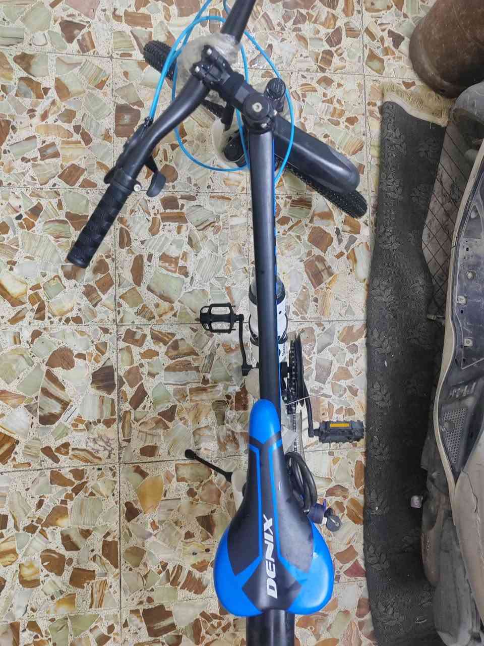 سلام عليكم بايسكل DENIX جبلي - للبيع 🚴‍♂️
​المواصفات والتفاصيل:
​الماركة: DENIX (أصلي).
​النوع: جبلي (Mountain Bike) مناسب للمشي اليومي وللطرق الوعرة.
​الحالة: جديد (مغلف بتغليف الشركة).
​اللون: أسود مع تطعيم أزرق مميز.
​نظام المكابح: ديسك (Disc Brakes) أمامي وخلفي لثبات وقوة توقف.
​المساعدات: دبل أمامي امتصاص صدمات لتنعيم القيادة.
​السرعات: نظام جيرات/دوشج متعدد السرعات تحكم كامل.
​الملحقات المرفقة:
​مطارة ماء مع القاعدة.
​قماريات (قاطعات طين) أمامي وخلفي.
​جك (ستاند) جانبي.
​كمر (سرج) رياضي مريح DENIX.
​📍 المكان: بغداد مدينه الصدر 
📞 للتواصل:  *********** 
💰 السعر:  190
