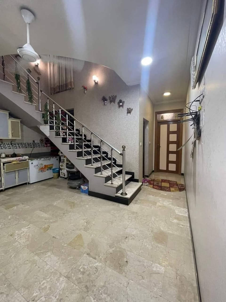 دار للبيع شعب شارع صحة خلف جامع لامبرقع  طابو ملك صرف مساحة ١٣١ متر بناء حديث ٢٠٢٠ درجة اولة متعوب عليه لبيت يتكون من ٣ طوابق طابق لأول ستقبال وهول ومطبخ وغرفة نوم وصحيات ومناور ٢ طابق ثاني يتكون من ٣ غرف وطابق ثالث غرفة وصطح 
سعر ٣١٥ وبي مجال للتواصل ***********
