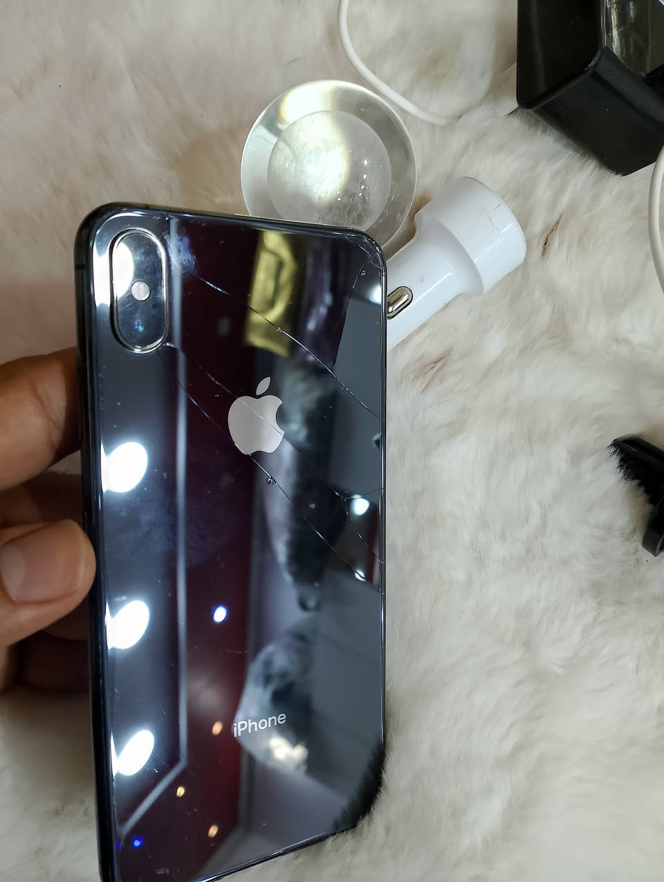 ايفون اكسsماكس ذاكره 256 فيس ايدي شغال بطاريه معلايه بي فطور بلضهر فقط 
السعر220 وبي مجال
***********
