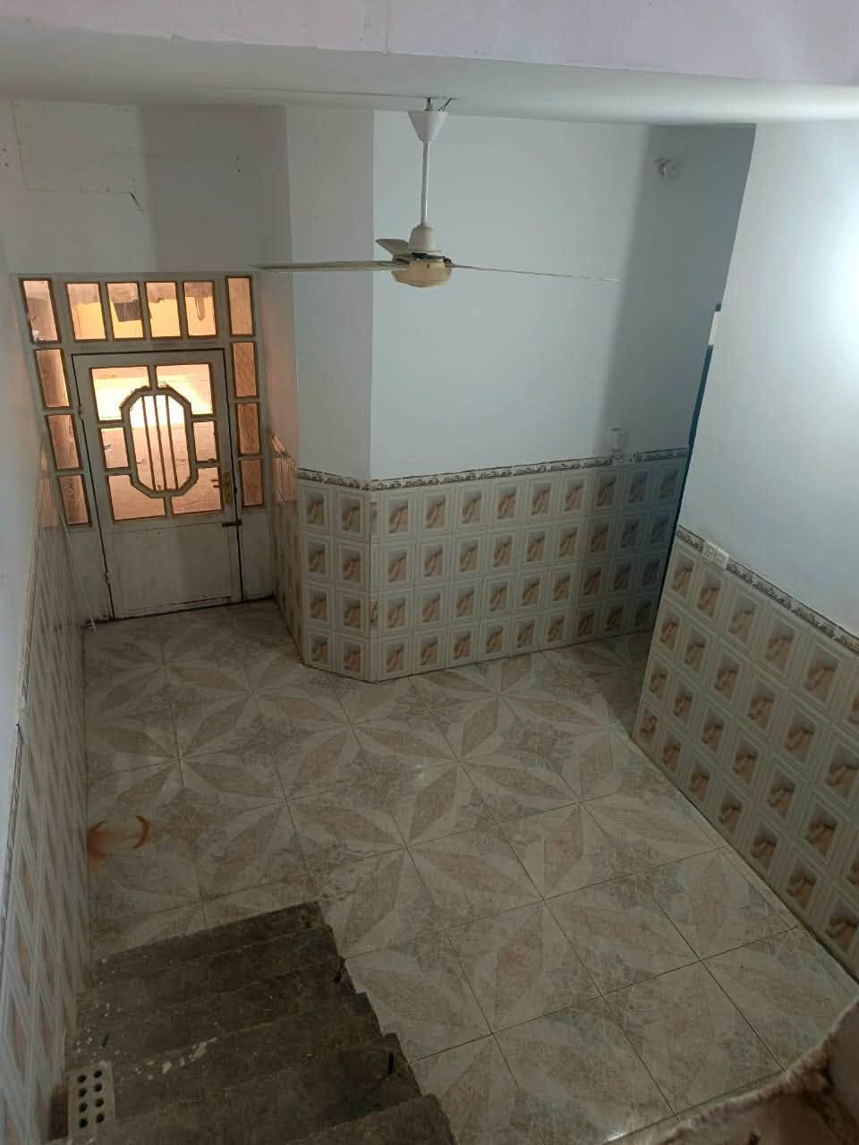 للايجار 160 متر الفلوجه قرب شارع 60 بدل الايجار 350 الف
غرفه وصاله واستقبال 
***********
