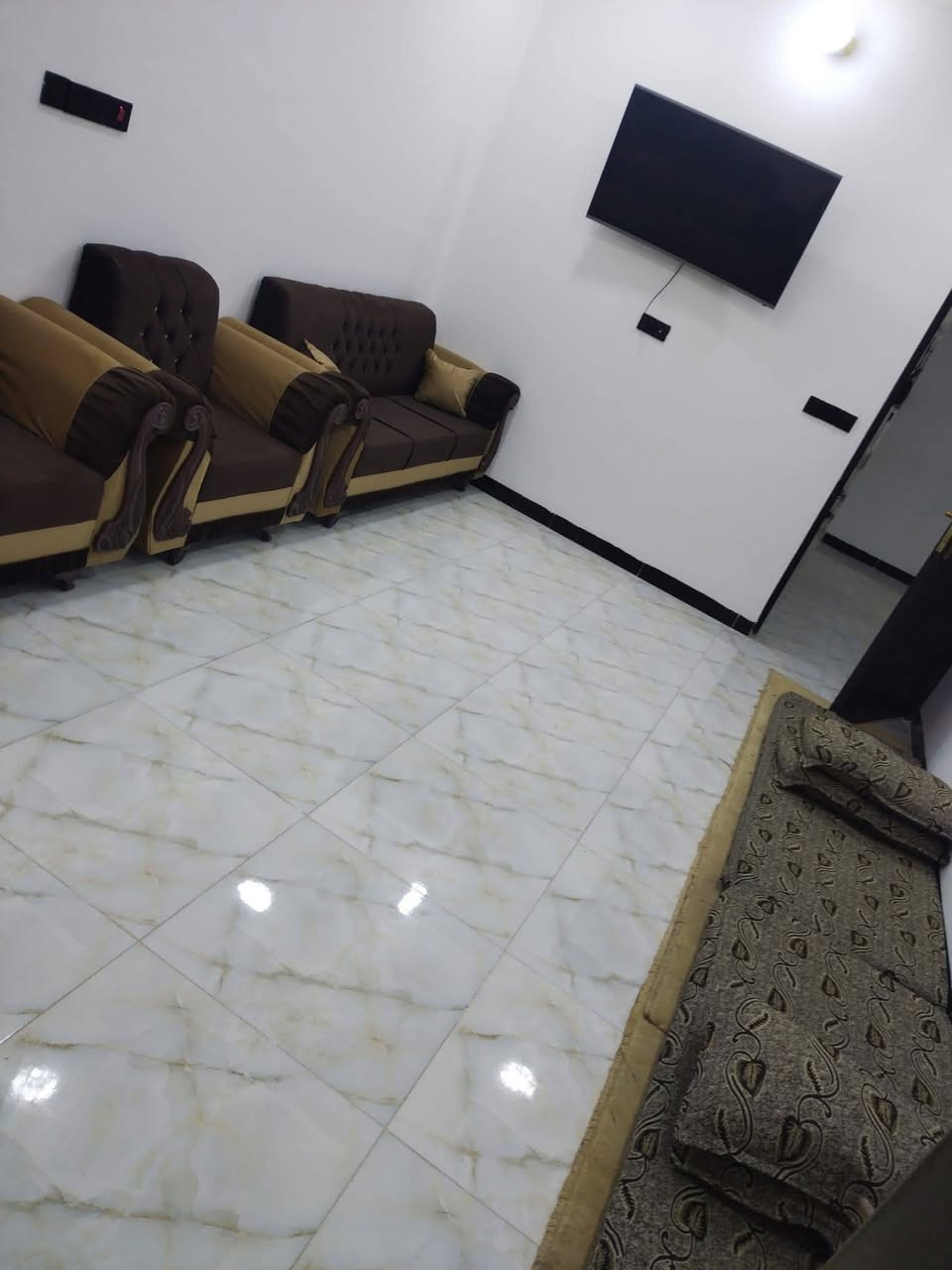 دار للايجار مساحه ٢٢٠ متر  طابق ونص
٣ غرف نوم 
استقبال 
صاله 
مطبخ 
صحيات داخلية وخارجية
الاستفسار 
***********
*********** او مراجعه مكتب ليث الجبوري
البيت يفرغ راس الشهر حاليا مأجر

نص مكتوب في الصور:
- للايجار للايجار