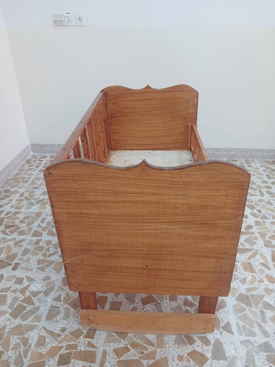 تخت طفل • مستعمل • مجال بسيط
