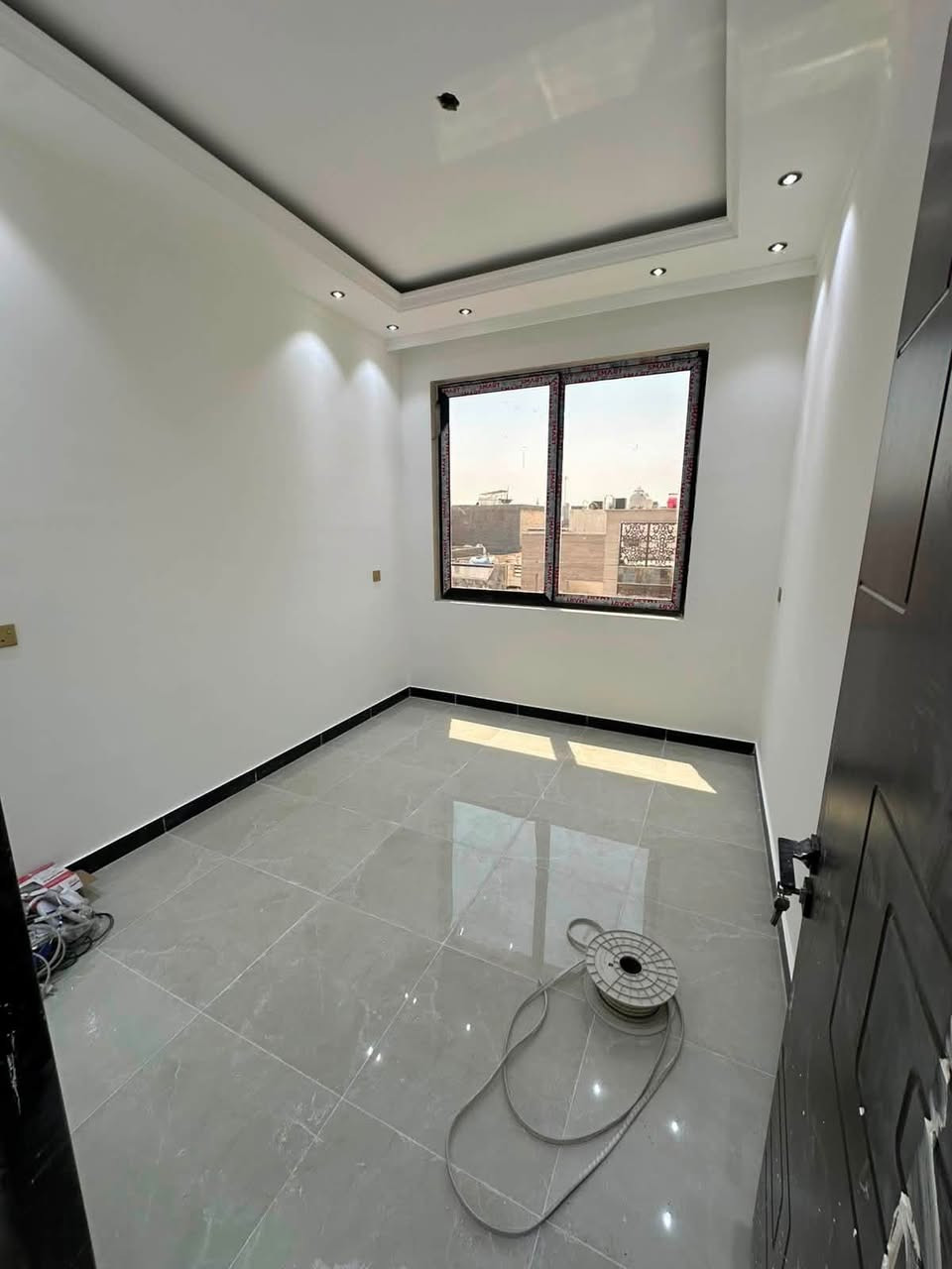🏡 للإيجار | السيدية

فرصة مميزة لاستئجار شقة  زيرو – مودرن بتشطيبات حديثة وتصميم عملي، جاهزة للسكن وتقع في موقع هادئ ومناسب للعوائل.

📐 مساحة الشقة: 100 م²

شقه طابق ثاني 

✨ مواصفات الشقة:
• مدخلان
• غرفتين نوم
• صالة واسعة
• مطبخ
• حمام

💰 بدل الإيجار: 800 ألف دينار شهريًا

📍 يتوفر لدى مكتب حلم عقاري

📞 للتواصل والاستفسار:
***********
