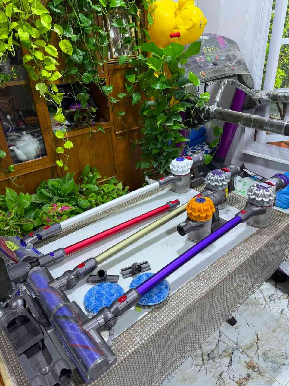 السلام عليكم 

مكانس شحن dyson الغنيه عن التعريف 
المكاين شغاله لاكن ابيع فحم وبالنسبه للنقوصات الي بيهن شرحت داخل الفديو  باله اوربيه وتكدر تبحث عن اسعارهن وتشوفهن 

العنوان : البصره …. يوجد توصيل 

*********** لتواصل واتساب او ماسنجر
