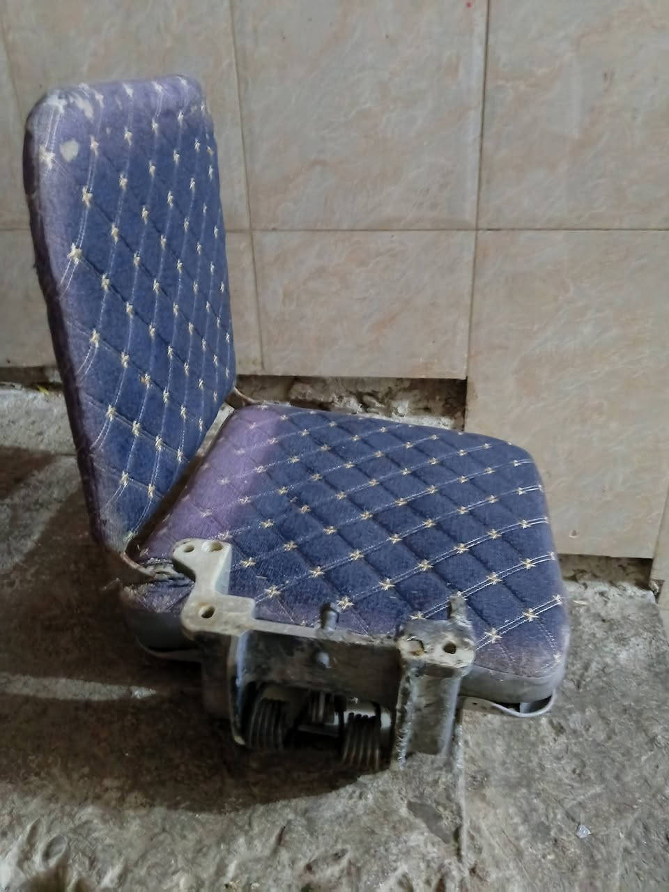 السلام عليكم كشن قلاب للبيع 
تاير ويل ١٤ كلش نظيف للبيع 
***********
