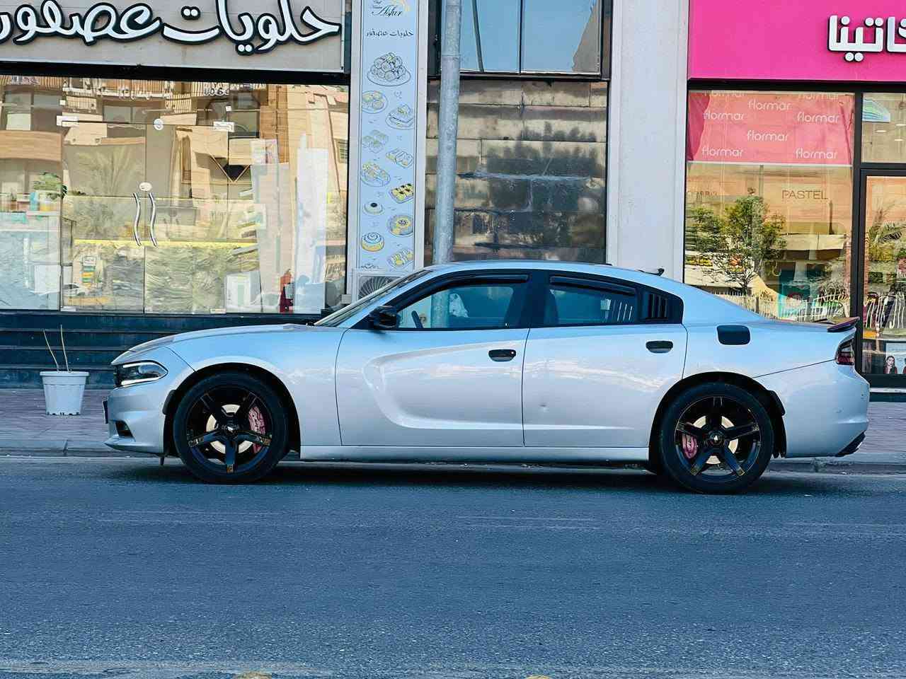 جارجر مديل 2020 تويل صل سعر 177 قابل للتفاوض الاستفسار اتصل *********** وارد أمريكي حادثها بنيد فقط بدون دواخل وبيها قطعتين كلير ب امريكا مواصفات فول عدا الفتحه بصمه تشغيل بصمه أبواب تشغيل عن بعد شاشه كبيره كامره خلفيه دواره كشنات كهربائي مري كهربائي حساسات امامي  وخلفي رادا جانبي مكينه سته 6️⃣ سنلدر 3600 مكينه وكير مكفولات حداديه جديده تخم تاير تبريد قطعتين ثلج ❄️ رقم بغداد نكليزي سنويه ل 30 مكان سياره كربلاء مكلف ب نشر
