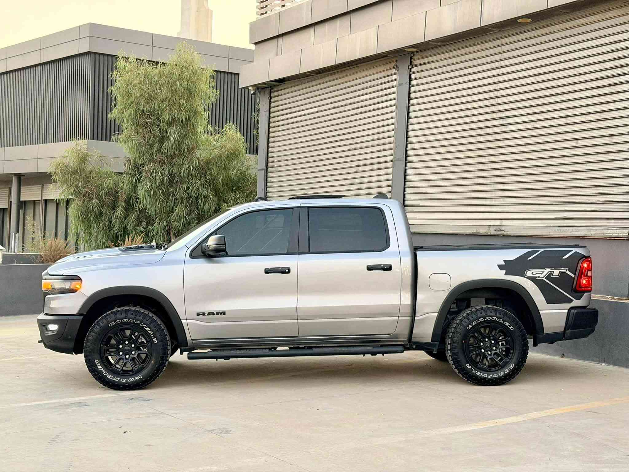 ram rebel gt  2025
شاشه تيسلا 
بنوراما 
كير طرح 
عداد الكتروني 
شاشه لنفر سكن 
كشنات جلد تبريد و تدفئه
تشغيل عن بعد 
صندوق كهرباء 
شاحن وايرليس 
محرك 6 سلندر توين توربو 
ماشي 13 الف 
كاتي مواقت يترقم اربيل سليمانيه دهوك 
بجم كبس سونار بلمنشور مع صور حادث
ايرباك سليم 
مكان سياره كركوك 
سعر 450 
***********

