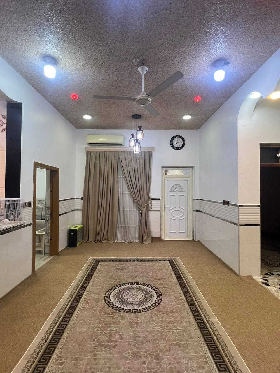 السلام عليكم 
بيت للبيع طابقين المساحه 160حي العصري 
قضاء الحي 
الاستفسار على الرقم ***********
