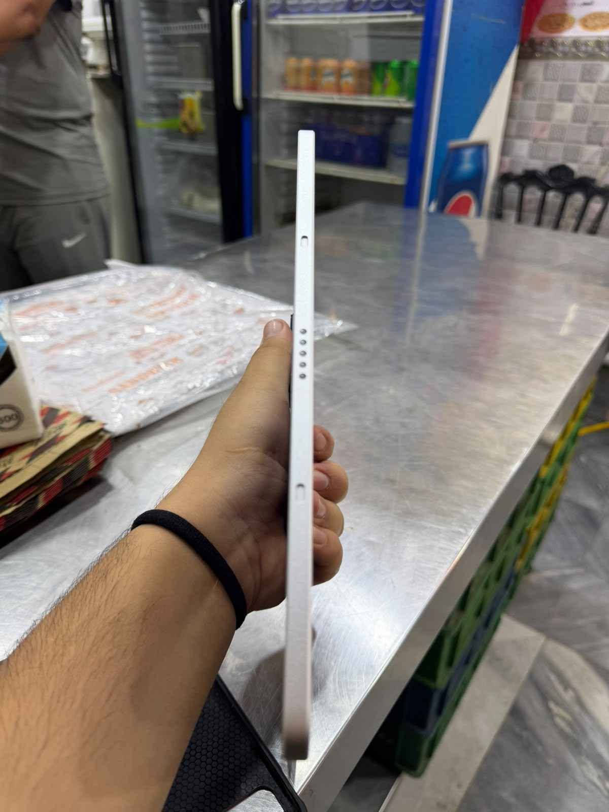 سلام عليكم ايباد ريد ماجك نوفا كييمنك
 💾 ذاكرته 512+16 عشوائي
🔋بطارية 10010
معالج سناب دراغون
جهاز كلش كلش  نضيف فقط عدست الكامره مشخطه ونضافه مثل مواضح بل صور ملحقاته فقط كارتون شاحن محترك وموجود. مكاني بغداد جديده
*********** رفمي بي واتساب بغداد, العراق
