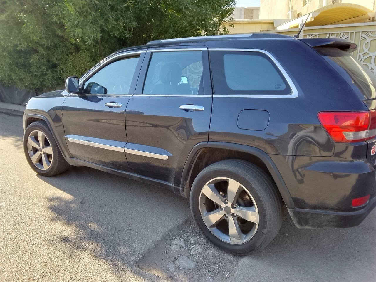 جيب+2012+محرك+هيمي++5.7++وارد+امريكي+بيه+صبغ+خمس+قطع+بدون+تبديل+وبدون+ايرباك+محرك+وكير+وتبريد+جيد+جدا+فول+مواصفات+بناروما+سقف+واحد+على+واحد+سعر+130$+وبيه+مجال+للشراي+السيدية+شارع+الخيزران+قرب+جامعة+الشعب+*********** بغداد, العراق
