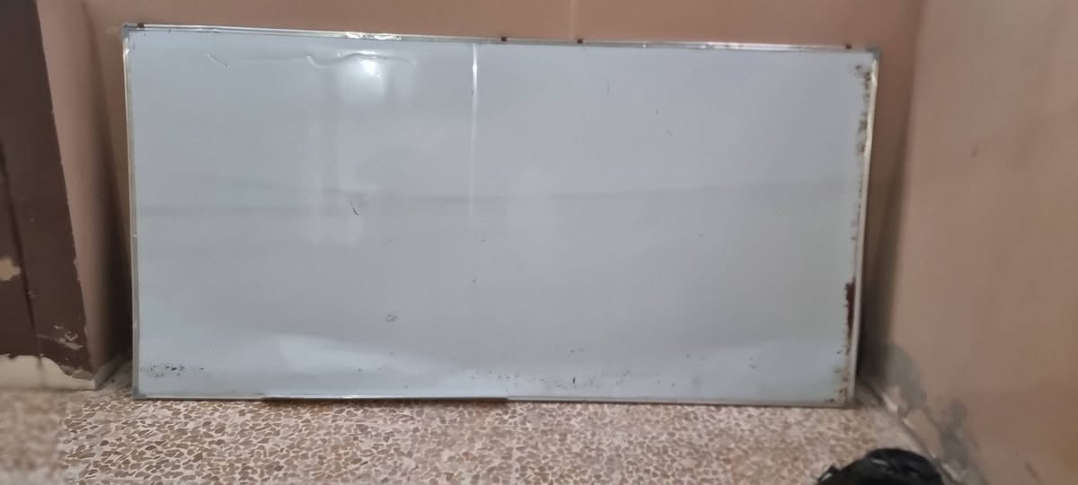 سبورة الطول مترين ونص ٢٥٠ سم
الارتفاع ١٢٠ سم 
يكتب عليها على الوجهين 
#السعر ١٥  الف
حاوية براغي العدد ٢٠ قطعة سعر القطعة ٧٥٠ دينار 
#موصل_حي_الانتصار
