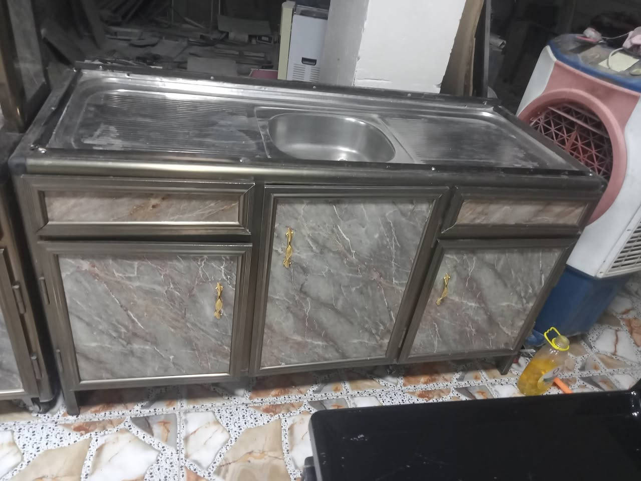سلام عليكم كاونتر مترين 3قطع مع سنك متر ونص نضيف اخو الجديد بيع او مراوس بلد جمعية الامام ***********
