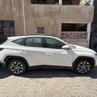 عندي توسان للبيع 2023 ماشيه 67 الف خليجيه فول بانوراما بصمه حساس امامي...