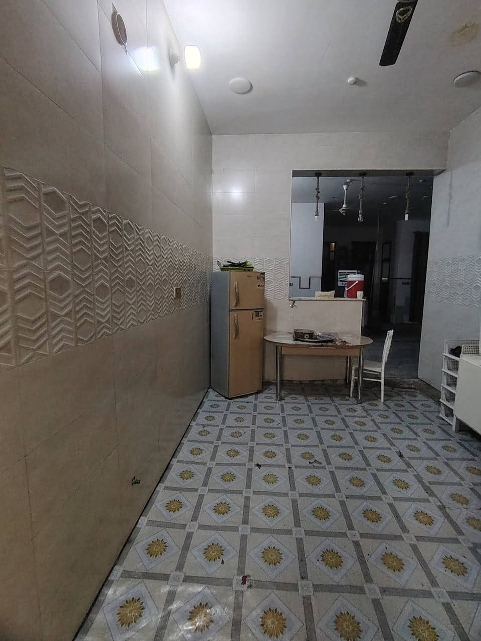 السلام عليكم 
دار للبيع  طابو زراعي. خلف محطه الوقود  بل بدايه 
المساحه 200م.  البناء 2024.  طابق ونص.   السطح شتايكر. كامل. والطابق النص موظح بل صورة. كلشي
 واي استفسار. واتساب متواجد. فيس ما متواجد 
***********
