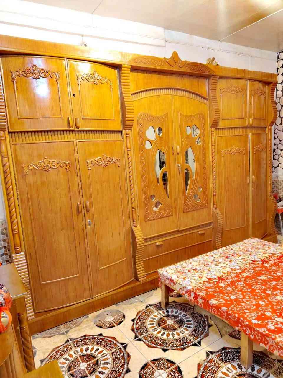 غرفه للبيع سته طابقين 
نظافه ١٠٠٪ 
دوشمه والضهر جرجوبه براغي 
العنوان ديوانيه شارع سالم 
للاتصال/ ***********
