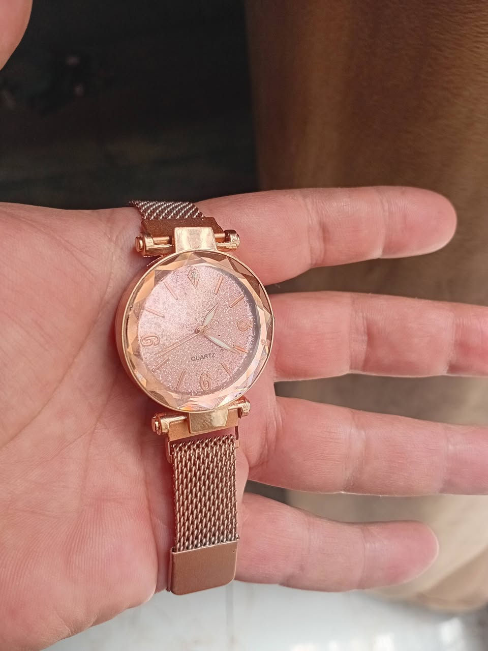 أناقتك تكتمل من التفاصيل.. ⌚✨
الساعة مو بس لتحديد الوقت، الساعة هي اللي تعكس شخصيتك وحضورك!
ساعات باله اصليه ونظافه ٩٥ %
