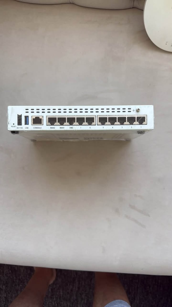 Fortigate 60e ve Fortigate access point Poe. للبيع 

عرض خاص: ستوك أكسس بوينت Fortinet (80 قطعة) + FortiGate 60E موجود 5 قطع
متوفر للبيع ستوك أجهزة شبكات Fortinet مستعملة بحالة ممتازة جداً ومفحوصة بالكامل، جاہزة للمشاريع والشركات ومجهزي الإنترنت:
🔹 1. ستوك أكسس بوينت FortiAP 221C (80 قطعة)
 المواصفات: Dual-Band (2.4GHz & 5GHz) ممتازة للتغطية الداخلية والمؤسسات.
السعر : 35 الف
 الحالة: مستعمل نظيف جداً وفحص شغّال 100%.
🔹 2. جدار حماية FortiGate 60E
 المواصفات: 10 بورتات، محدّث لأحدث نظام Firmware v7.4.7 ومسوي له Reset.
 الحالة: مستعمل نظيف جداً ومغلف بالنايلون (Hardware Only / بدون لاينسز).
السعر: 150 سعر القطعة

الأجهزة مفسوخة من منظومة أمان مال شركة كبرى بعدما حَدّثوا البنية التحتية مالتهم. القطع كلها كانت شغالة وبأحسن حال ومفحوصة 100%. فرصة ممتازة للشركات اللي عندها فروع هواية أو تهتم بالأمان وبسعر ببلاش مقارنةً بأسعار الجديد

💡 سعر خاص وتخفيض لمن يأخذ الستوك بالكامل مع الفايروول.
📍 المكان: بغداد
📞 للتواصل والطلب: يرجى المراسلة على الخاص أو الاتصال على الرقم: ***********
