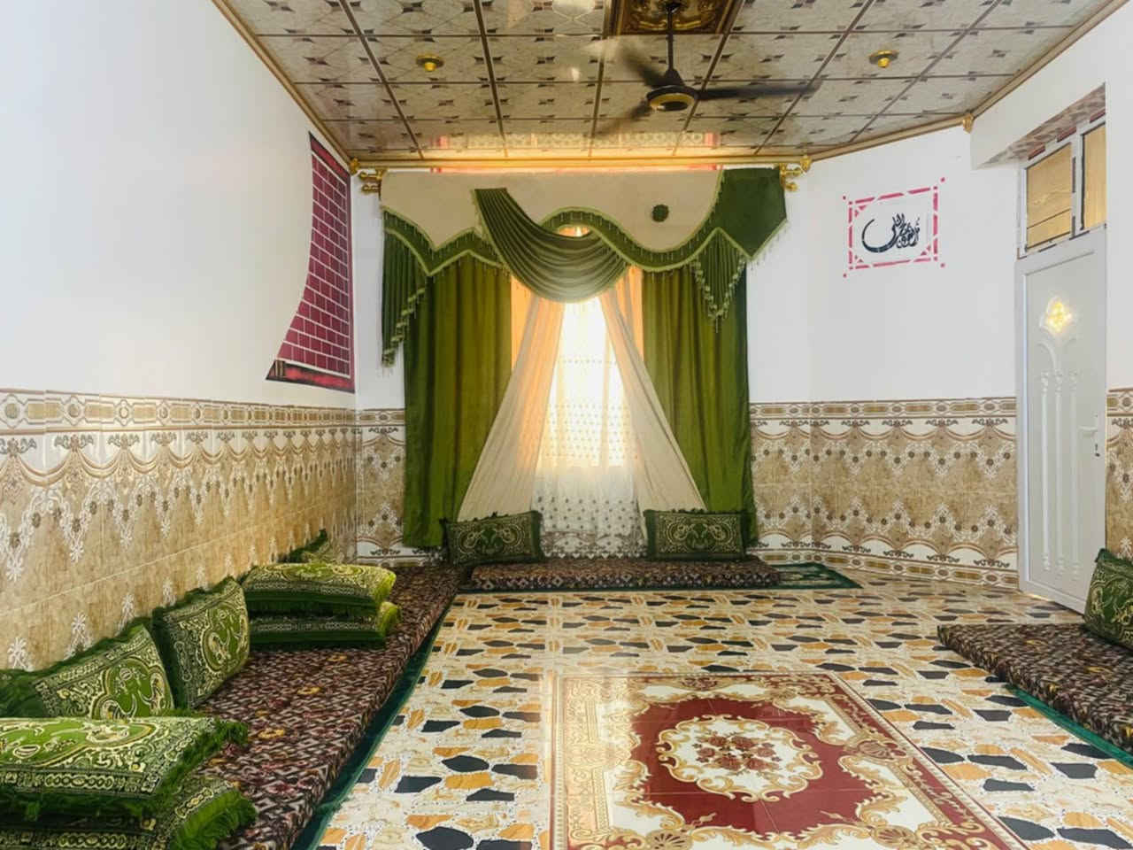بيت للبيع حديثه  عل حولي بتجاه السد مقابيل الرفاعي  بناء جديد عام ٢٣ وبيه معامله بالبلديه ضمن قرار تمليك 
كامل من داخل وسياج فقط يحتاج لبخ خارجي 
مطبخ صغير خارجي ومحل مساحته تقريبا ٥٠٠ ركن  
السعر ٤٥ وبيه مجال للطيبين 
***********
***********
