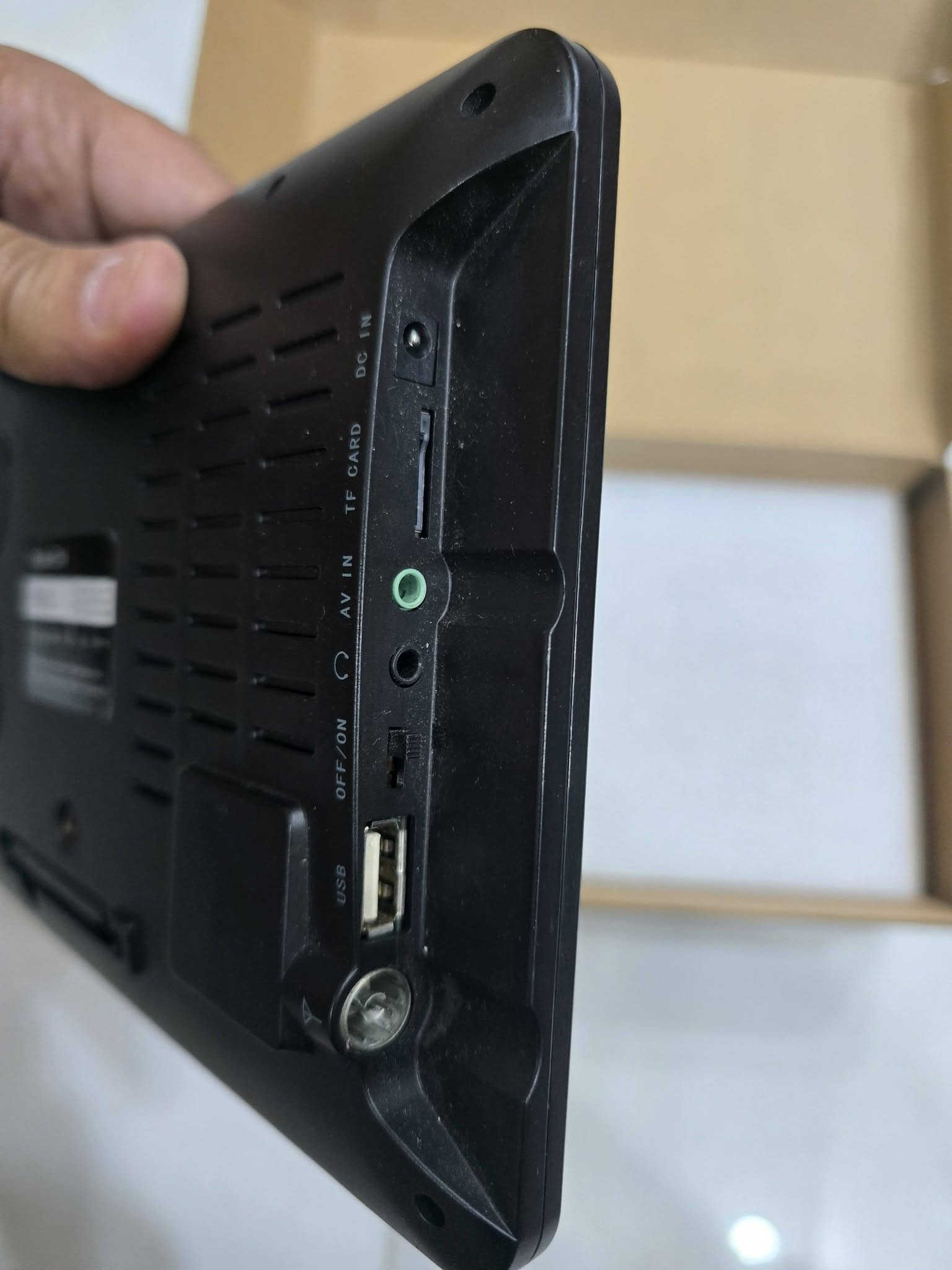 شاشة متنقلة • بطارية مدمجة • DVB-T2 H.265