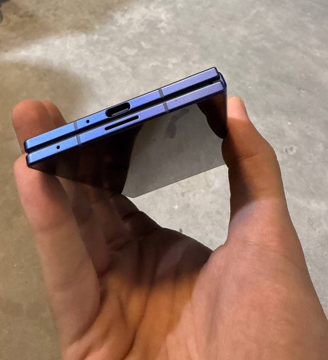 السلام عليكم
Z FOLD 7 دفتري 
مستخدم نظافه 95 %
ذاكره 256 
مواصفاته المعروفه مع كيبل شحن مامستخدم 
مكاني ناصريه سوق الشيوخ 

***********

