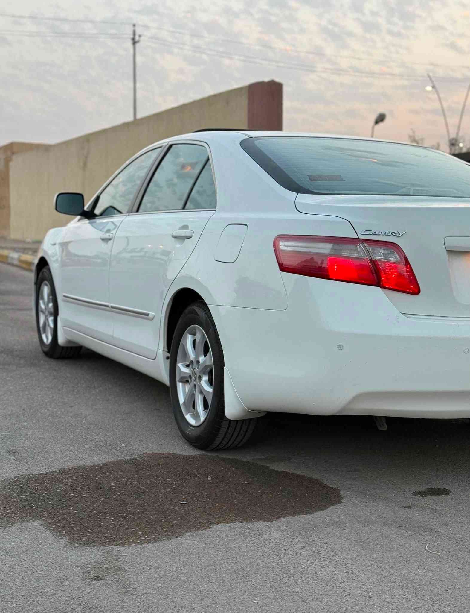 السلام عليكم 
للبيع فقط 
كامري 2008 
رقم بغداد تحويل 
كفالة من الضربه والصبغ والتبديل والفتح والبارد 
محرك كير كفاله 
السياره فول مواصفات
فتحه 
وكشن كهرباء 
وبردة خلفيه 
حدادية وتخم تاير جدد 
مابيها كل نقص جاهزة من كل النواحي 
المكان الناصريه 
للأستفسار 
هـ ***********
