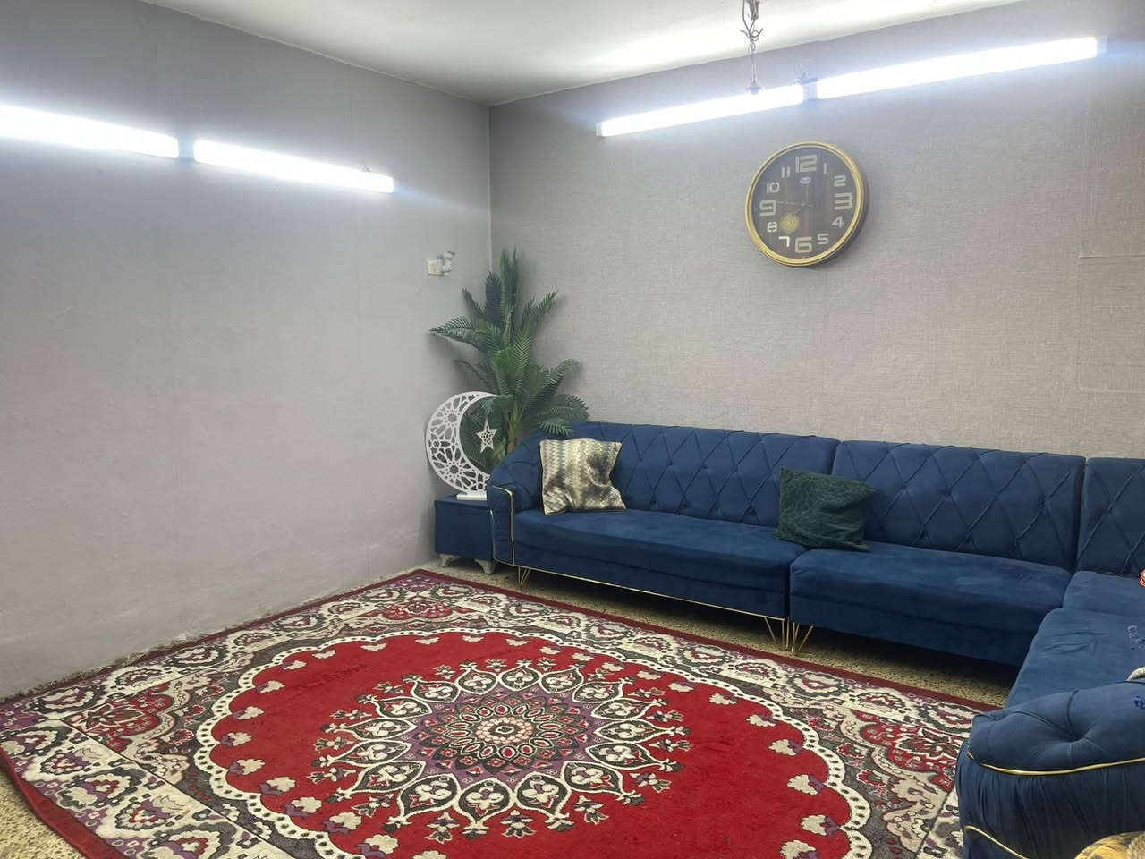 ديوان للبيع استعمال اقل الشهرين السعر 250 الف مكاني الحرية للاتصال ***********
