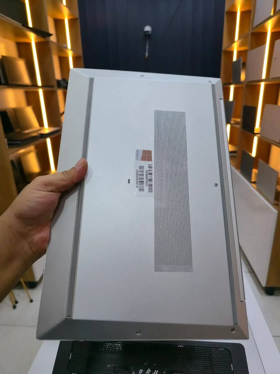توفر لابتوب EliteBook 850 G7 جيل عاشر بسعر 435
 – المواصفات:
🖥️ المعالج: Intel Core i5-10310U – الجيل العاشر
🎮 كرت الشاشة: Intel UHD Graphics مدمج
🧠 الرام: 8GB DDR4
💾 التخزين: 256GB SSD
📺 الشاشة: 15.6 إنج Full HD (1920×1080)
🪟 النظام: Windows 11 Pro 64-bit
⚡ DirectX: 12
📡 الاتصال: Wi-Fi + Bluetooth
📷 الكاميرا: FHD Webcam
🔊 الصوت: سماعات وميكروفون مدمجان
🔌 المنافذ: USB-C Thunderbolt، USB 3.1 Type-A، HDMI، RJ-45 LAN، منفذ 3.5mm
⌨️ الكيبورد: Full Size مع NumPad + إضاءة خلفية لبعض النسخ
🔋 البطارية: تدعم HP Fast Charge
💼 مناسب لـ: الدراسة، الجامعة، Office، البرمجة، Photoshop، AutoCAD، والتصفح وتشغيل الفيديوهات.
واتساب فقط 7844515426
اتصال فقط‏‪***********‬‏
تلي كرام hw2lc
