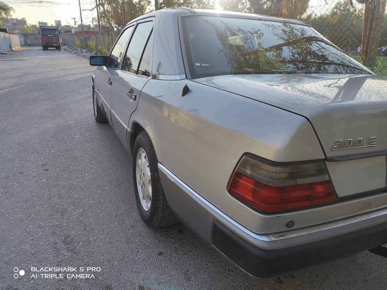 مكلف بالنشر 
مرسيدس E300 موديل 1990 السيارة بلادية مكفولة 

السعر 85 $  / رقم مالك السيارة ‏‪***********‬‏

