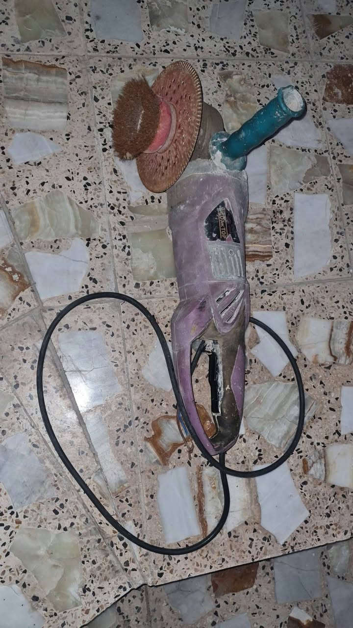 حسلام عليكم دريل وكوسره اصليات مال باله مو تجاري الكوسره سعره 40 والدريل 20 يرادله بس فحمات الحسينيه شارع المكاتب ***********
