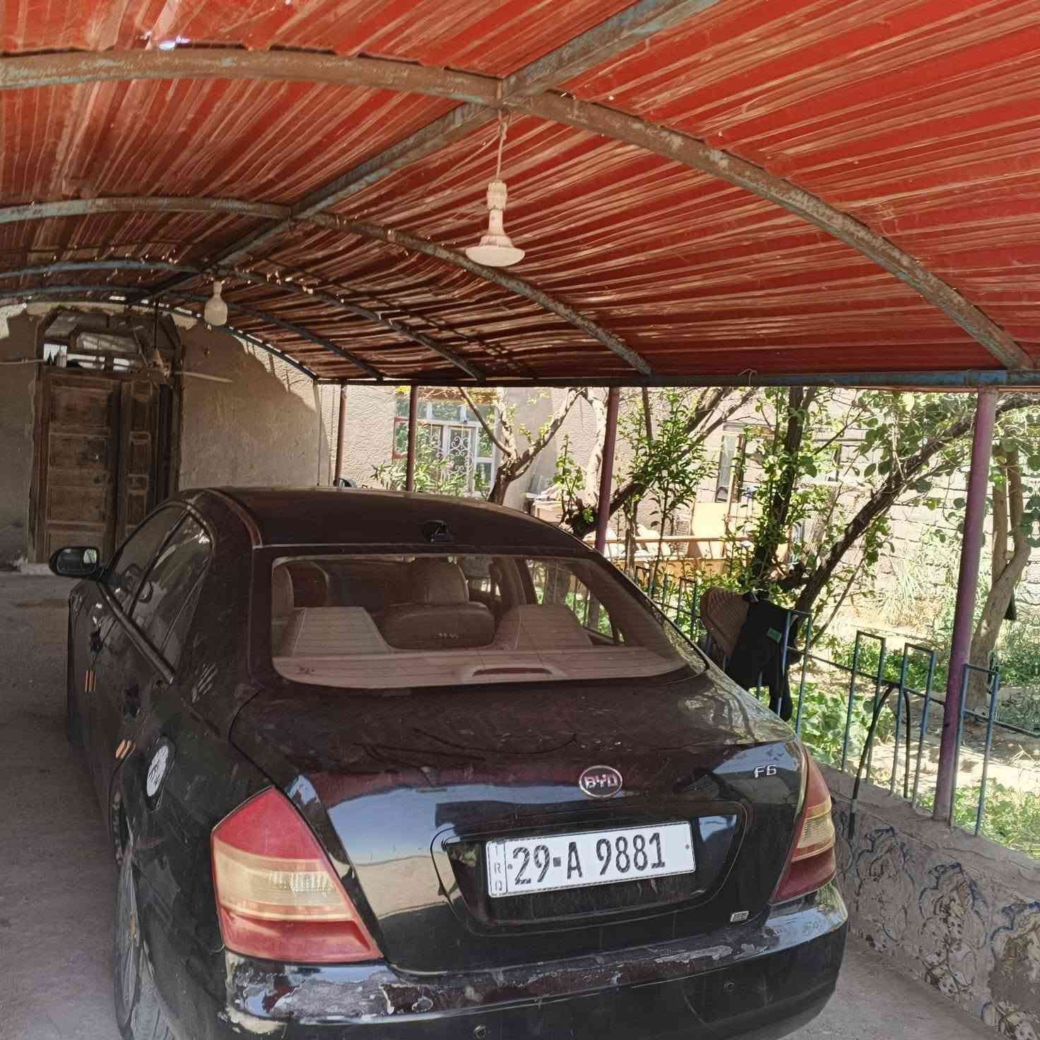 🏠 بيت واسع للبيع في منطقة الريان (قرب الملعب) 🏠المساحة: 450 متر مربع.الموقع: منطقة الريان، فرع متميز قريبة من ملعب الريان، يقع مباشرة على الشارع.التفاصيل الداخلية: 4 غرف نوم + صالة استقبال واسعة + مطبخ.الملحقات: كراج سيارة + حديقة خارجية.الوضع القانوني: الأرض تابعة للبلدية، ممتورة رسمياً من قبل لجنة البلدية والبيع مع التسليم والوصل الرسمي (بانتظار صدور سند التمليك).السعر: 60 مليون دينار (وبيه مجال طيب للشراي المعتمد).📞 للاستفسار والتواصل: [***********] شط العرب, البصرة
