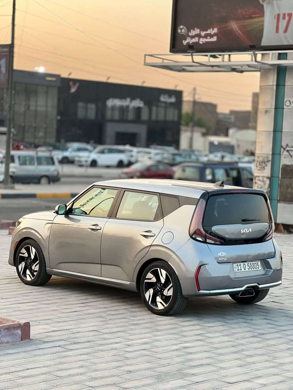 يالله
سيارة كيا سول (Kia Soul) موديل 2023 فئة GT-Line:
1. المحرك والأداء
 المحرك: 4 أسطوانات (I4) تنفس طبيعي بسعة 2.0 ليتر (\bm{2.0\text{L}}).
 القوة الصافية: 147 حصان عند 6,200 دورة/دقيقة.
 عزم الدوران: 132 رطل-قدم (179 نيوتن.متر) عند 4,500 دورة/دقيقة.
 ناقل الحركة: أوتوماتيكي متغيّر باستمرار ذكي (IVT / CVT).
 نظام الدفع: أمامي (FWD).
2. التصميم الخارجي والقطع الخاصة بـ GT-Line
 المقدمة والشبك: شبك أمامي رياضي كبير بلون أسود مع لمسات كروم رياضية وشعار كيا الجديد.
 العجلات (الجنوط): ألمنيوم رياضية قياس 18 بوصة بتصميم محدد لفئة GT-Line.
 المصدات: صدامات أمامي وخلفي بتصميم رياضي مع مخرج عادم خلفي كروم في الوسط.
 الإضاءة: مصابيح أمامية وخلفية بتصميم حديث مع إضاءة نهارية LED.
3. المقصورة والتكنولوجيا
 الشاشة الترفيهية: شاشة لمس مقاس 10.25 بوصة تدعم Apple CarPlay و Android Auto ونظام ملاحة.
 عجلة القيادة: عجلة قيادة رياضية بقاع مسطح (D-Cut) مكسوة بالجلد مع شعار GT-Line وتطريزات مميزة.
 المقاعد: مزيج بين الجلد والمقماش الرياضي مع تطريزات متباينة.
 النظام الصوتي: نظام صوتي ممتاز (متوفر بتجهيزات Harman Kardon في بعض الفئات العالية).
 الميزات: شاحن لاسلكي للهواتف، فتحة سقف كهربائية، ونظام تكييف أوتوماتيكي مزدوج المناطق.
4. أنظمة الأمان والمساعدة
 نظام التحذير من التصادم الأمامي مع فرملة الطوارئ الذاتية (FCA).
 نظام الحفاظ على المسار والتنبيه عند الخروج منه (LKA / LFA).
 نظام مراقبة النقاط الكوراء (BCA) والتحذير من حركة المرور الخلفية (RCCA).
 مثبت سرعة ذكي متكيف.
 كاميرا خلفية مع حساسات ركن.
السعر 145$ مجال بسيط
مكاني بغداد شارع الربيع
