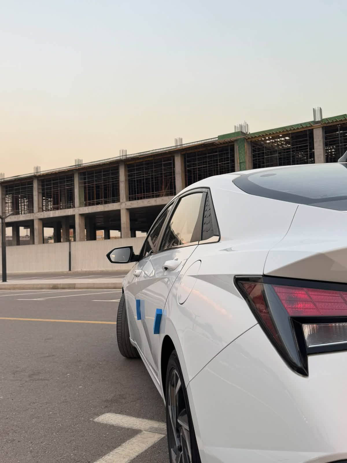السلام عليكم النترا خليجي ⚪️  (وارد الصين )
موديل 2024  
 ماشيه  70 KM  حقيقي بعدهة بوضع الشركة 

أربيل رقم دولي سنوية باسمي تحويل مباشر 🫆

المواصفات VlP فول

فتحه سقف 

كروز مثبت سرعه 

تشغيل بصمة + صندوق ذكي + بصمة ابواب

كامرة دوارة 

تحكم ستيرن 

ثلاث انضمه قياده 

سايد بريك اوتو هولد

لايت زنون عدسات بلادي

6  ايرباك (مقاعد + تكم + الدركة دشبول )

دشبول ديجيتال 

تبريد قطعتين 

شاشة ديجيتال 

اريل نفكيتر 

مري شفط + اشارة بالمري 

شاشة ابل كار بلي 

ترحيب عند الاقتراب 

ستيرن رياضي حرف D

ويل كب حجم 17 رياضي 

حساسات امامي + خلفي 

مثبت سرعة / كروز 

حساس ظغط اطارات 

كشنات جلد داخل اسود 

تجي بمحرك 4 سلندر  1500 دبل نوزل دوش

كير طيارة 8 سرعات 

4 وضعيات قيادة 

اطارات بلادية + باتري جديد 

سبير زيرو مانازل 

تجي بمواصفات 1/1

السعر 132 وبيه مجال 

السيارة بيه شبر بارد فقط 

اتصال +  واتساب 
***********
***********  واتساب 
 العنوان   بغداد الشعب
