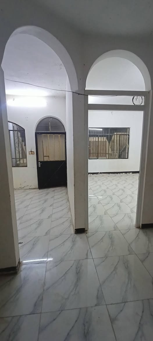 شقة للايجار 🏫
حي البكر قرب جامع البديع...
مساحة 200م 
غرفتين نوم وهول واستقبال ومشتملات 
الشقة نظيفة ومرتبة...
للاستفسار مراجعة مكتب المازن حي البكر شارع المنظمة قرب المركز 
او الاتصال على 📞☎️***********
