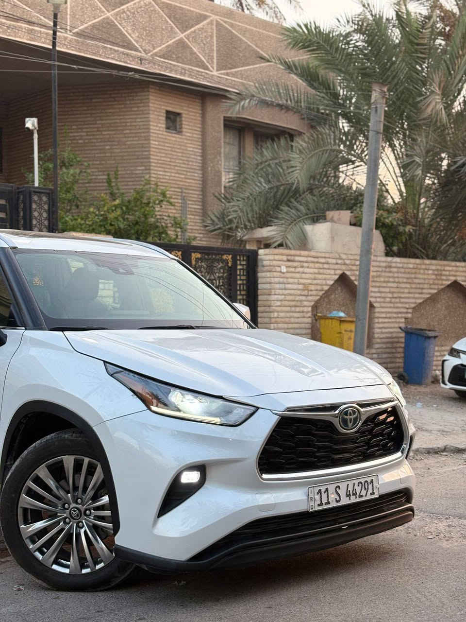 السلام عليكم حبايب
تيوتا هايلند 2024 
بمواصفات: XLE
الون: ابيض 
السياره هايبرد
للستفسار: ***********
