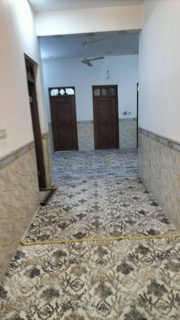 بيت للبيع 200 م بيت طابقين طابق الاول غرف عدد2 صاله استقبال مطبخ حاربار طابق ثاني غرفتين  صاله درج طابق ثاني عنوان كليه البيطره جه الفتاحيه ثاني فرع شارع بنزيد سعر 185غير مطلوب اسكان ***********

