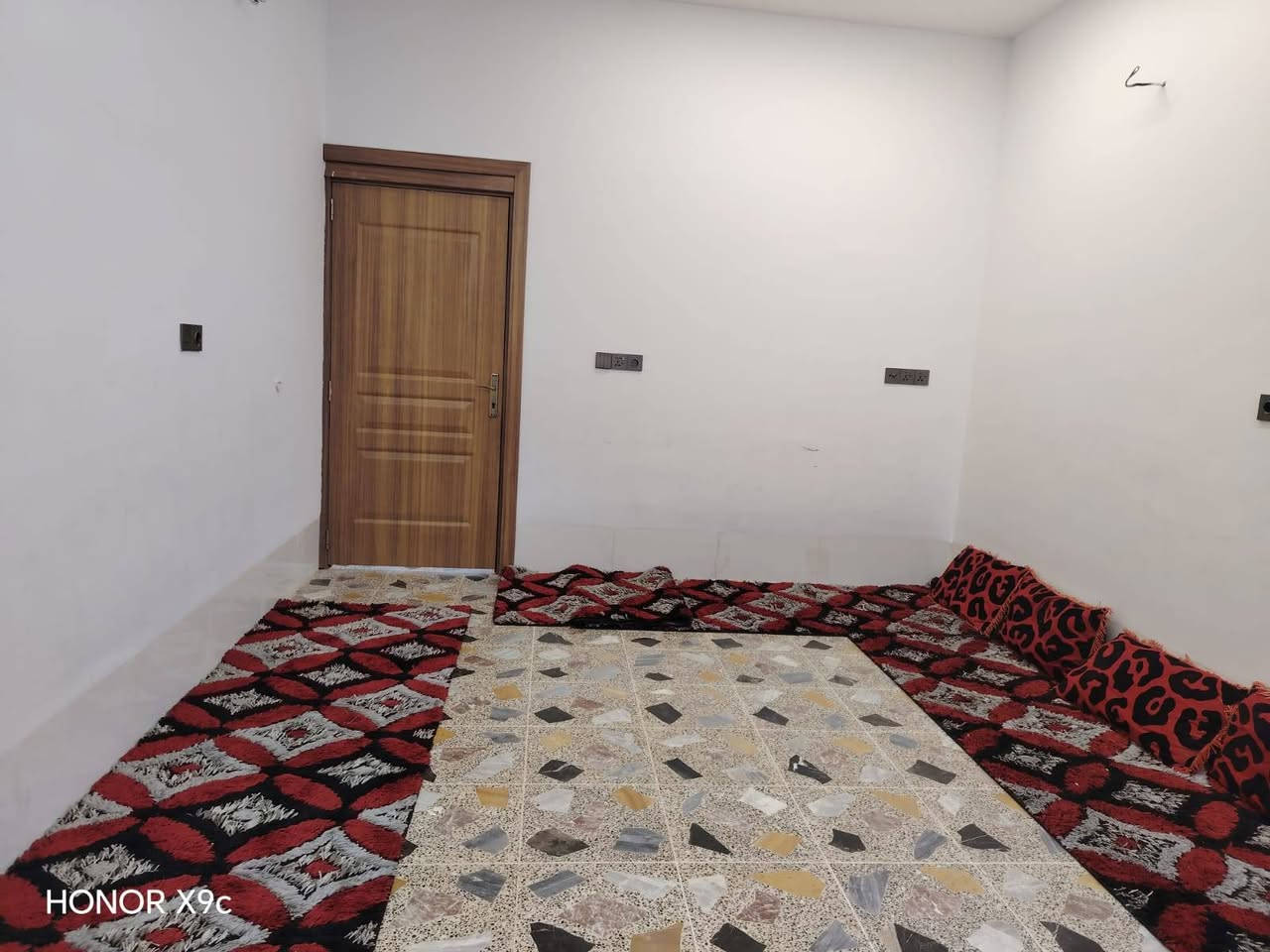 دار للبيع طابو صرف ١٧٥ متر واجهه ٧ متر وعمق ٢٥  بناا حديث   طابق ونصف  عنوان البيت كركوك حي النصر فرع عريض اتصل *********** يتكون من ٣ غرف واستقبال ومطبخ وصحيات وكراج
