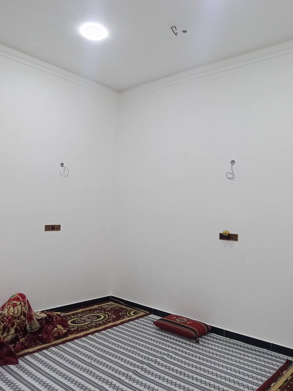 بيت طابو زراعي للبيع 

في قضاء ابو خصيب الحي العسكري 

مساحة البيت 200 متر 

يحتوي البيت على غرفتين ودوانية وصاله ومطبخ وحمام+ كراج 

السعر 87 مليون وبي مجال شي 

لاستفسار تواصل على رقم 

***********
