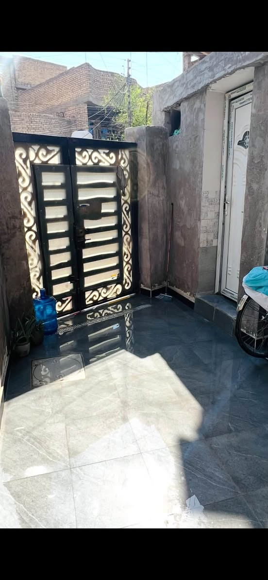 🏠 بيت للبيع – 90 متر | الكفاءات – شارع 20
📍 موقع مميز وقريب من العيادة الشعبية
🏡 بناء حديث وكامل، تشطيب مرتب وجاهز للسكن

🔹 الطابق الأول:
• استقبال
• صالة
• مطبخ حار
• غرفة نوم
• حمام داخلي
• حمام خارجي
• ترك

🔹 الطابق الثاني:
• غرفتين نوم
• واحدة منهن سويت
• صالة

✨ بيت مرتب ومناسب للعائلة، وبناء حديث.

📞 للاستفسار والتواصل:
***********

📌 الكفاءات – شارع 20 – قرب العيادة الشعبية
