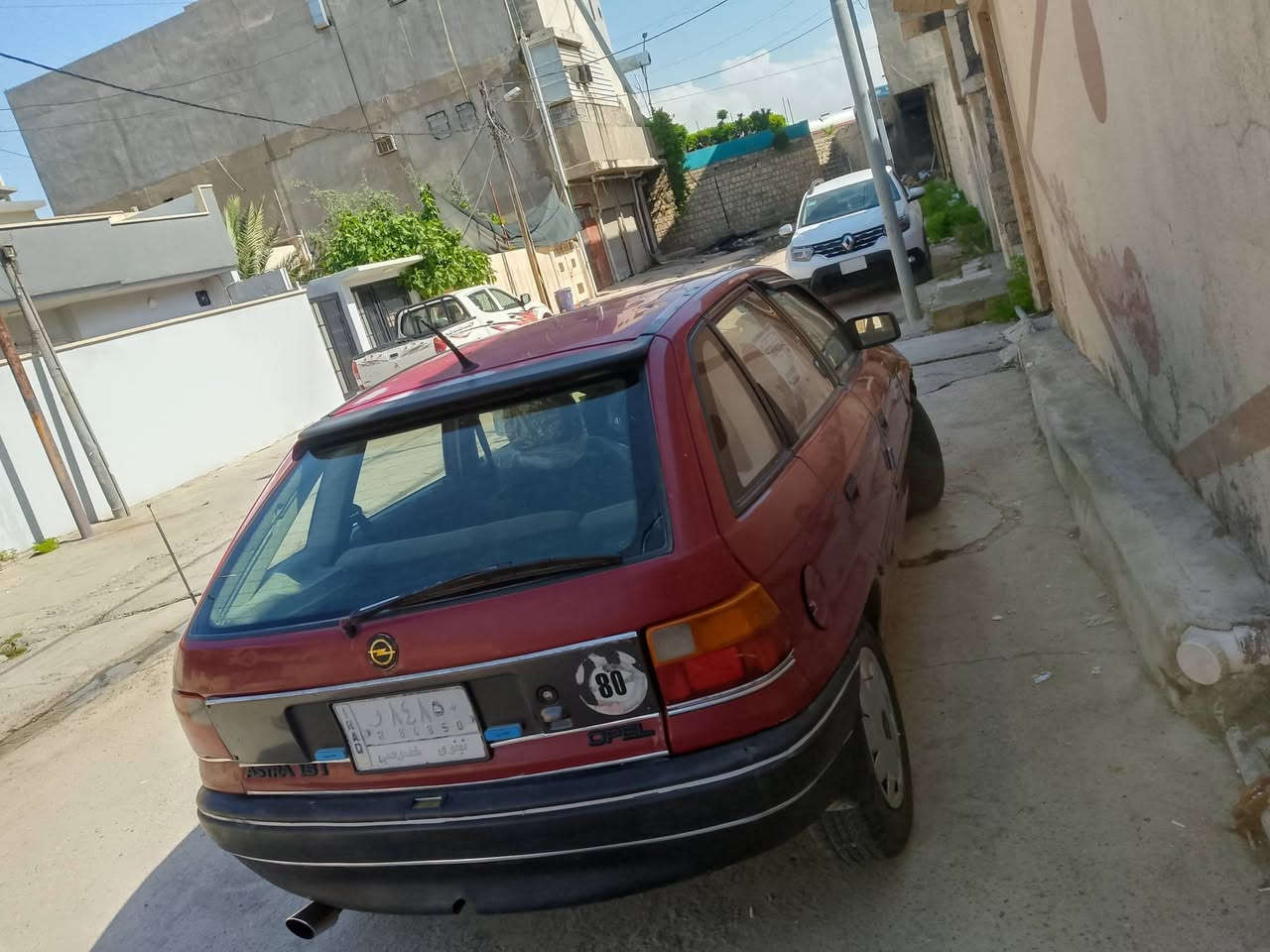 سيارة نظيفه بسمي كابون بانزين
***********
