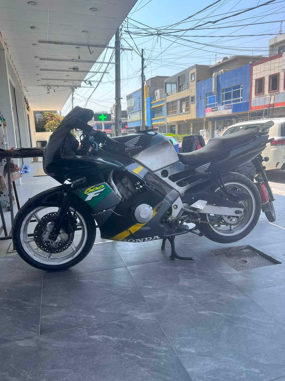 بوو  فروشتن 
من رخصت  لدمن 
للبيع CBR  600cc      F2    مكينه  كبس  برغي مامفتوح  1.2.3. بطناش 🤤   تايرات جديده   دهن  جديد  شركه موتل 
   وزنجيل جديد بس  بيه  نقص  كڤر الصفحه  واضح  بل  صور  وسعره رخيص موو  غالي    وعليه  يدات رياضيه وضاغطه زنجيل رياضيه سعر الدراجه 13 ونص  وبيه مجال  بصيط   
عنواني اربيل  
للتواصل *********** واتساب
