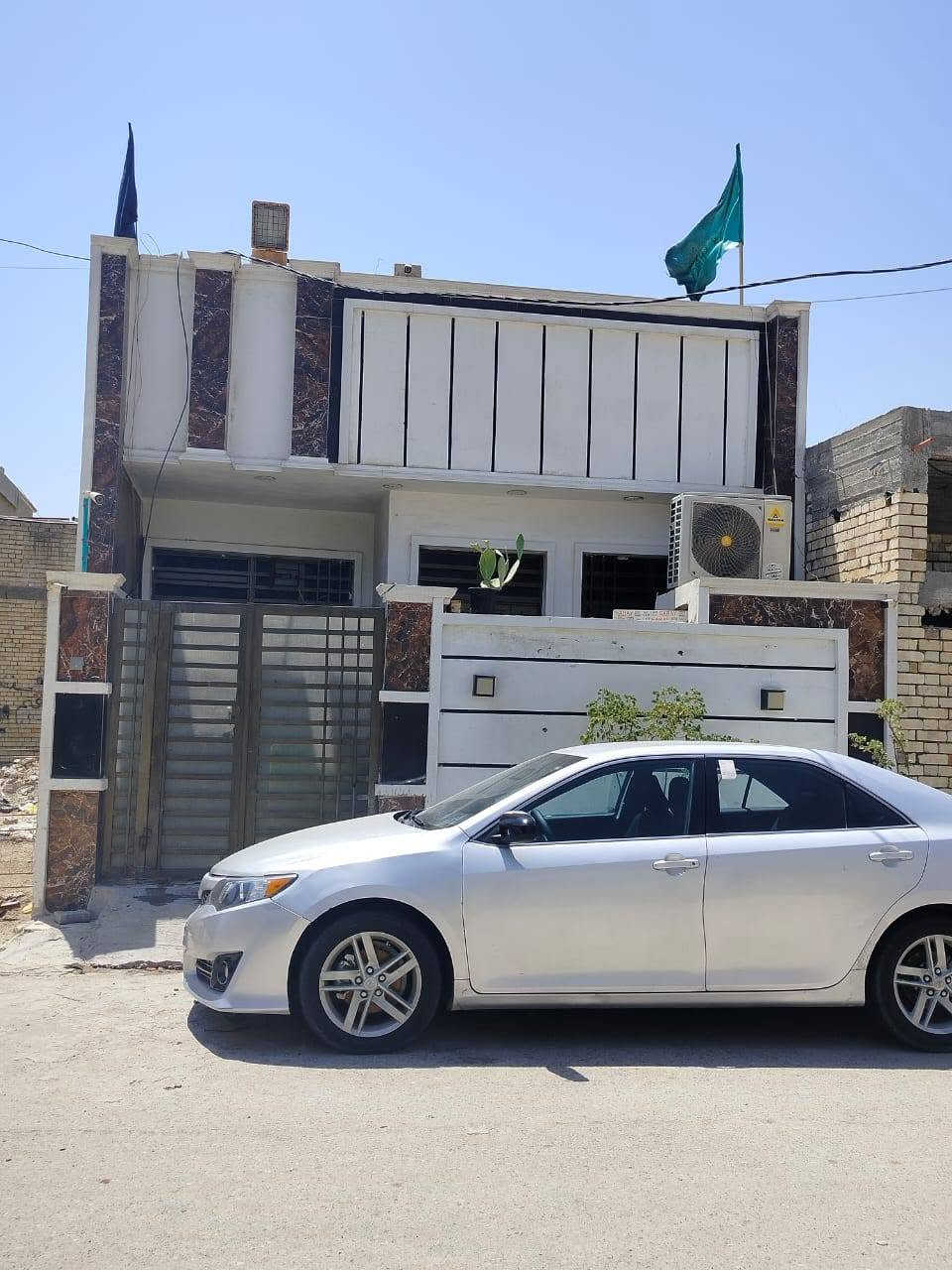 سلام عليكم بيت جديد للبيع مساحه 105 الواجه 6و 35سم ونزال 16ونص يحتوي على استقبال ومطبخ وهول وغرفة نوم وصحيات داخليه وخارحيه ومنور،، طابق ونص بناء حديث،، متوفر كافة الخدمات ماء مجاري كهرباء انترنيت وسحب،، مابي ااي نقص سند 25 السعر 90 العنوان الزعفرانيه حي الامانه  قرب شيخ مناف للاستفسار اكثر ***********
