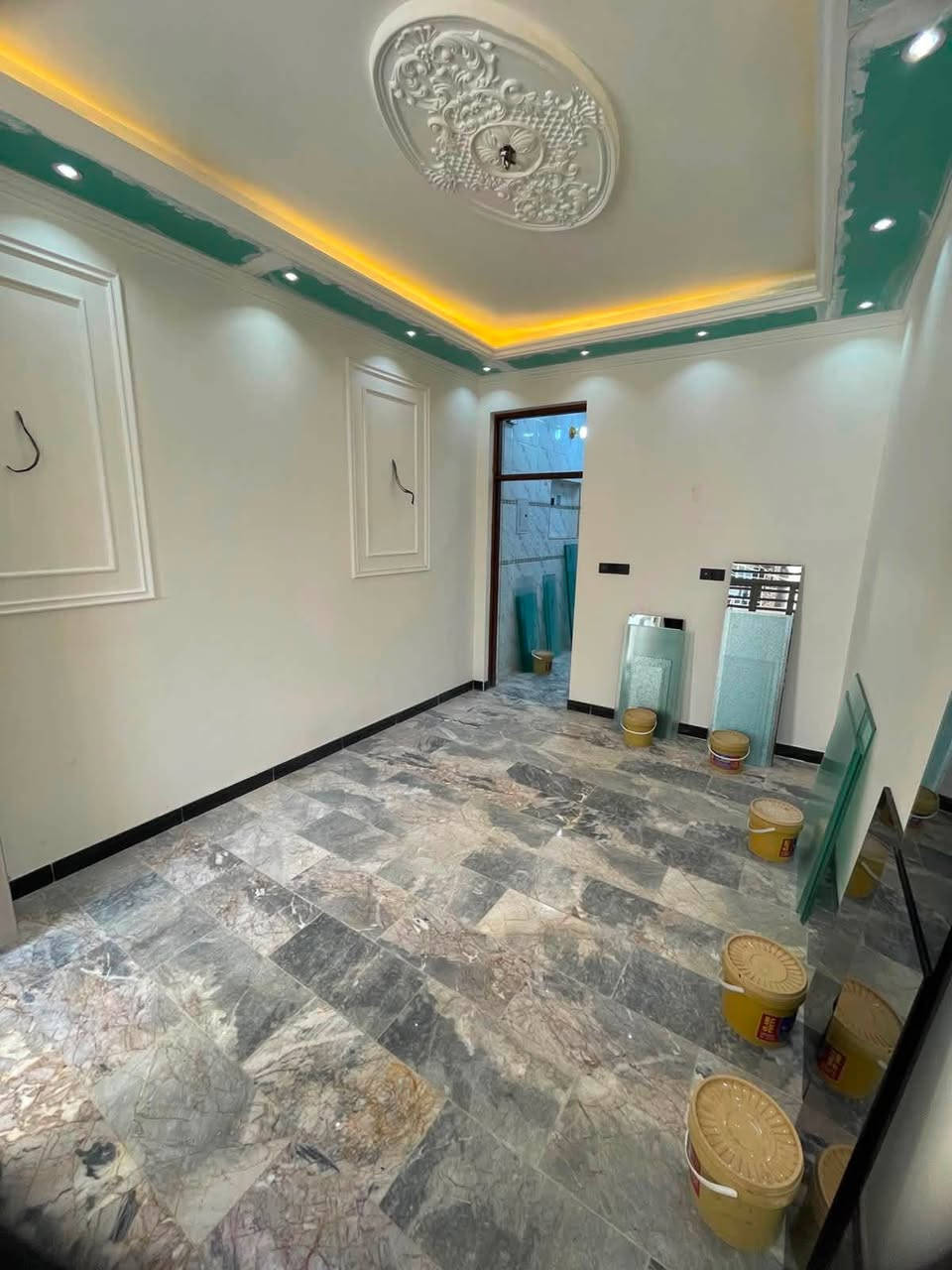 الدار للبيع 🏠مكتب تبارك للعقار 🏠
المساحة 64 م تون ❤️السعر ب174  مليون وبي مجال بسيط 
العنوان الشعب شارع الاسواق المركزية مقابيل كلية الامام الكاظم عليه السلام ❤️ موقع جيد 👌
يحتوي الطابق الارضي على كراج صغير  وخدمات خارجية واستقبال ومطبخ حار وبارد ومنور وخدمات وغرفة نوم 
ويحتوي الطابق الثاني على غرفتين نوم وخدمات وبيتونة وسطحين
للاستفسار اكثر يرجى الاتصال على الرقم التالي (متواجد هذا الرقم على الواتس اب والفايبر والماسنجر *********** )
او الاتصال على الرقم الاخر 
***********
او زيارة مكتب تبارك للعقار والمقاولات الكائن في شارع الاسواق المركزية قرب مطعم ميامي

