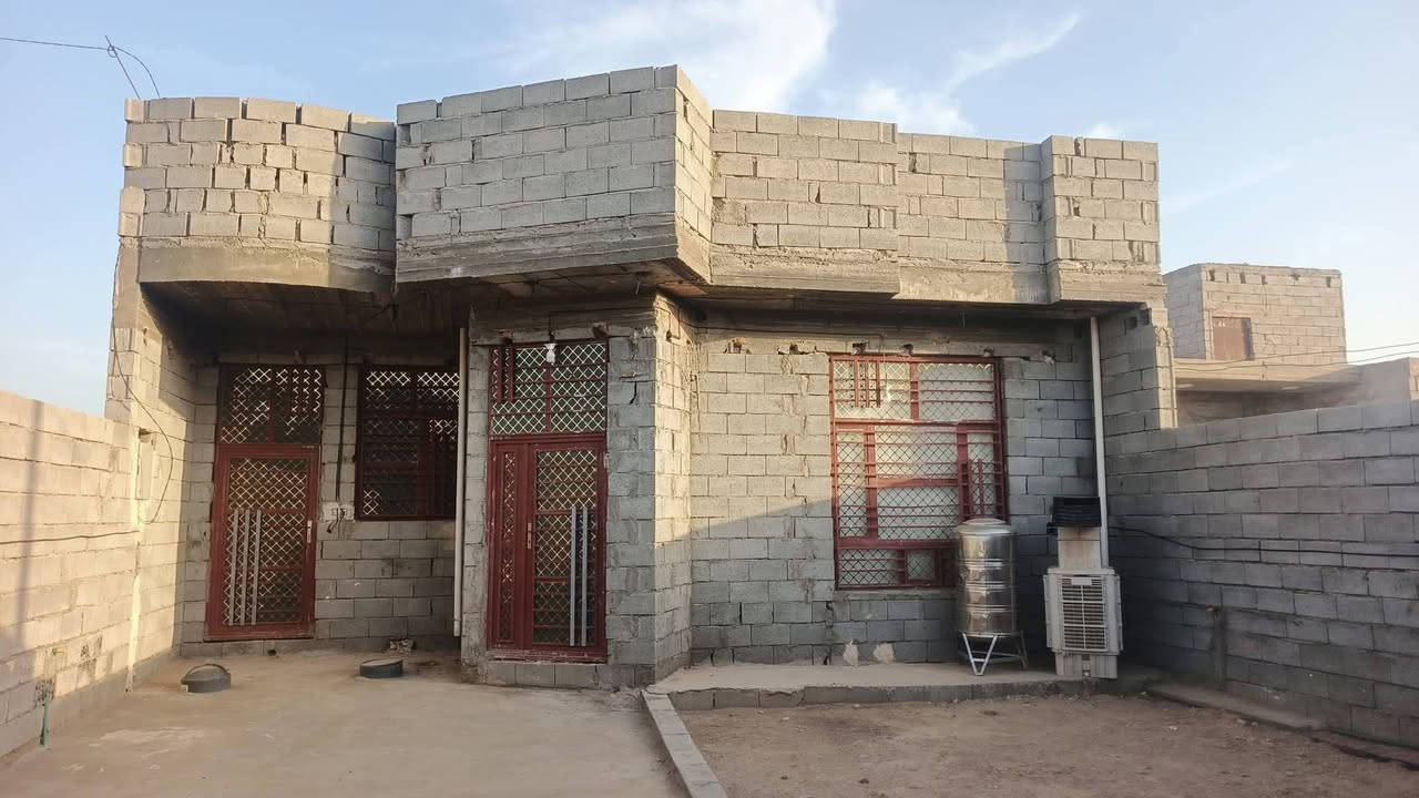 للبيع كاع مساحه 600م الوجه 20م النزال 30م
مبني بيها بيت مساحه 200م الوجه 10م النزال 20م

بناء بلوك تم بنائه سنه 2025 يتكون من غرفتين صاله مناور حمامات مدخل مطبخ استقبال مساحه كلش مرتبه وخريطه حديثه

::: جنس العقار طابو زراعي :::

مكان البيت منطقه الزويه عبور جسر ثالث منطقه مرتبه وخدمات وهادئه تبعد عن الفلوجه 5 دقايق

شارع 8م السعر 70  مليون بي مجال
 البيت بي نواقص بوب غرف وباب شارع وارضيه يرادله لان مكامل

واذا اكو مراوس بيت مرتب عادي ماكو مشكله

التواصل واتساب او اتصال على ‬‏ بي واتساب

***********

‏‪

