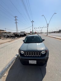 جيب رينيجيد موديل 2017 وارد امريكي سعرها 90 ورقة وبيها مجال  لون اسمنت...
