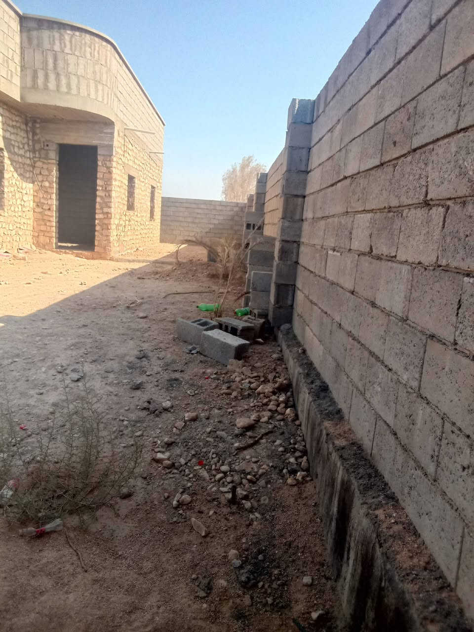 بيت البيع القائم حي المين يم معمل بيت شدهان مساحه 400 يتكون قرفتين ومطبخ وصحيات داخل وخارج وهول وديوانيه وديوانيه وكندور شراي يتواصل عرقم ***********
